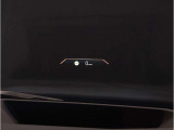 【ヘッドアップディスプレイ】現在の車速表示や目的地へのルート案内やメディア関連のリストを表示する事が可能です。視線移動を減らす事によりドライブに集中して頂けます。