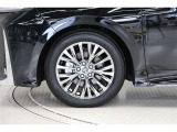 タイヤサイズ(225/55R19)です。