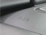 ◆助手席エアバッグ◆SRSエアバッグは、シートベルトだけでは防ぎきれない衝突時の衝撃から乗員を守るための安全装置。衝突時に瞬時に膨らみ、頭部や胸部がダッシュボードに直接衝突するのを防ぎます。
