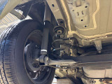 普段見えない下回りで安心感アップ。サビの程度やにじみ、マフラー周辺までしっかり確認できます。