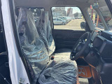 毎日過ごす運転席は要チェック。シートのへたり・擦れ、視界のイメージまで伝わる重要ポイント。