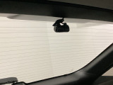 後方にもドライブレコーダーのカメラが付いています。前後両方でお車の周りを監視・記録いたします。