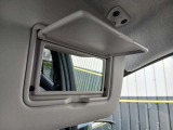 運転席サンバイザーに鏡がついております!