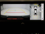 パノラミックビューモニターを装備。駐車場や交差点でクルマを真上から見るように周囲を確認できます。機能の詳細は販売店スタッフまでおたずねください。