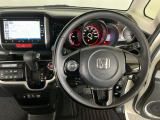 【ハンドル】運転にかかわる様々な操作を安全に行えるように視点移動が少なく操作性に配慮されたスイッチ類が凝縮されたコックピットです。