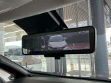 スマートルームミラーは、車両後方に設置されたカメラの映像を、ルームミラーに映し出すことで、死角をなくし、安全性を向上させることができます。また、夜間や雨天時でも、クリアな映像を映し出すことができます。