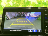 後退時、後方の状況を大画面で確認できます。駐車や車庫入れをスムーズに行い、安全運転をサポートします。
