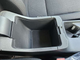 運転席からも助手席からも手が届きやすく、小物などを置いておくのにとても便利♪