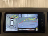 【パノラミックビューモニター】専用のカメラにより、上から見下ろしたような視点で360度クルマの周囲を確認することができます。