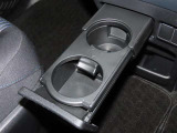 カップホルダー付き。
