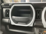 保険証券や車検証などの車の必需品を収納できます!また、サングラスやCD、DVDなどの便利な小物も収納可能です。