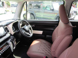 運転席の足元は広く、ゆとりがあります。