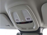 ルーフにあるボタンは、車両が始動しない場合、パンクした場合、または事故に遭った場合などの緊急時に支援の要請に使用できるため、安心感を高めることができます。