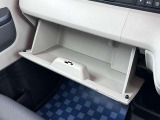 [グローブボックス]助手席側にあるグローブボックスには車検証もバッチリ入ります♪