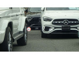 【ヘッドアップディスプレイ】前方に浮かんでいるように車速やナビゲーション、アクティブディスタンスアシスト・ディストロニックの設定内容など、運転に必要な情報が目を離さずに確認できます。