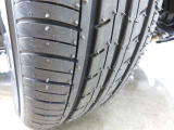 「165/55R15」サイズのタイヤが装着されています。