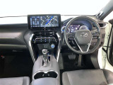 運転席周りのレイアウトをご覧ください。ナビゲーションが綺麗に装着されすっきり収まってますね!