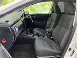 運転席からの視界も良好で、安心感のあるドライビングを実現。細部までこだわった設計が、快適な空間を生み出しています。