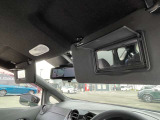 運転席と助手席にはバニティーミラーが装備されております。