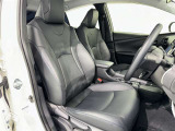 シックな色使いの運転席周りですね。すっきりとしたデザインで上品な色使いです。居心地の良い運転席、長く座ってられるリラックスできるデザインがいいですね。