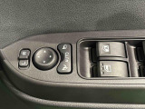 オート格納機能付きドアミラー キーフリーシステムのドア施錠に連動して自動的に格納!乗降時のミラー操作の手間が省けて便利です♪閉じ忘れを防げるほか、降車の直前まで後方の確認ができます!!