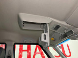 すぐ使いたいものを入れておくのに便利なオーバーヘッドコンソール付き