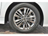 純正18インチアルミ、タイヤサイズは225/60R18です。
