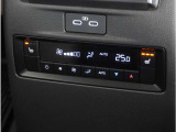 【リアオートエアコン】後部座席でもお好みの温度に設定すれば自動で風量や吹き出し位置などを調節してくれます。