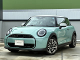 MINIのフロントグリルのデザインはイギリスで生まれた当初から、シルバーのサイドバーが折り重なった伝統的なデザインで御座います。その伝統はBMWのお車になってからでも少しずつ形を変えて守られております