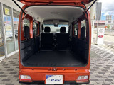リヤシートをダイブインするとフラットなフロアで広々とした荷室空間を確保。