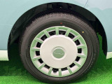 キュートな2トーンカラードフルホイールキャップ 安心のフロントベンチレーティドディスクブレーキ。