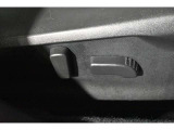 パワーシート(乗り降りから、運転席のポジション設定まで、ボタンで一つで微調整できます。高級車の必須アイテムです。)