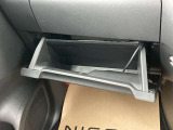 グローブボックスは奥行きがあり、日常品や車検証、その他の収納に便利です!