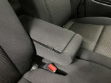 【アームレスト】運転席には、長距離ドライブに優しいアームレストが装備しています。