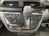 「オートエアコン」付き一年中快適な室内を提供!車内温度を設定すると、風量を自動で調節してくれます。さらに前席シートヒーターつき(^^)/