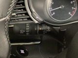 レバーをAUTOの位置にしているとき、レインセンサーが雨を感知すると、雨量に応じてワイパーが自動で作動してくれるオートワイパーを装備!設定変更で非作動にすると、間欠作動に固定されます。