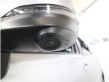 助手席側で見えにくい左前方の映像を、車内のマルチファンクションディスプレイに映し出します。前方への駐車や左寄せ、狭い道でのすれ違いなど、さまざまなシーンで安心して運転できる便利な機能です。