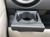 格納式のドリンクホルダー付きです。使わない時は格納しておくと、車内もスッキリします。