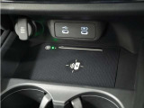 センターコンソールトレーはワイヤレス充電器(Qi(チー)規格)となっており、対応機種を置いておくだけで充電可能です。
