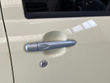 品質へのこだわり!フロアマットやシートなど車内をキレイに清掃し、ニオイや汚れなどを徹底的にクリーニングしてもらっております。室内はピカピカです☆