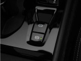 軽いタッチの電気式サイドブレーキとオートサイドブレーキが装備されます。
