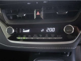 オートエアコンが付いています!1年中快適な室内を提供。車内温度を設定すると風量を自動で調整してくれます。