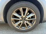 マツダ純正アルミホイール。タイヤサイズは215/50R18