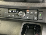 オートエアコンで、毎日のドライブを快適に。温度、風量を自動で調整し、理想的な車内環境を提供します。