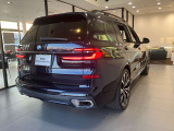 どっしりとしたバンパー下部のデザインはBMWの高級感を際立たせると共にスポーティーさを演出しております。
