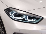 BMWの伝統の丸目4灯ヘッドライトでございます。LEDライトで視認性もよく明るく安全性の向上につながります。