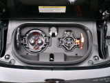 充電ポートになります。車両前方にございます。
