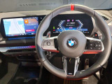 【ハンドル】ドライバーとBMW車の一体感がダイレクトに伝わるステアリングホイール。形状・太さへの拘りに加えて、操作性を高める為にスイッチ類も配置。クイックかつ安定のドライビングを体感下さい!