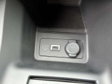 運転席と助手席の間にも収納スペースと充電ソケットがございます。