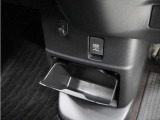 ◆センターロアボックス◆インパネ中央の下部には、ごみ箱としても使用する事ができるセンターロアボックスを装備しております。